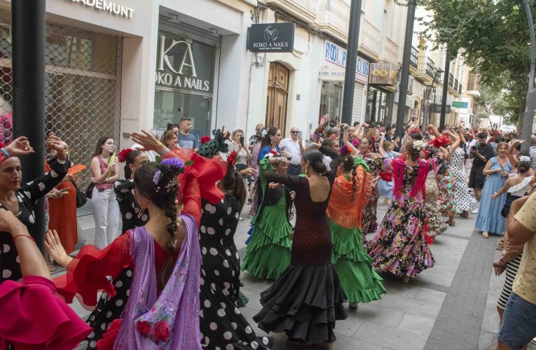 El centro se convierte en un tablao, donde 150 almerienses han bailado por sevillanas en el flashmob de #Almeriaenferia