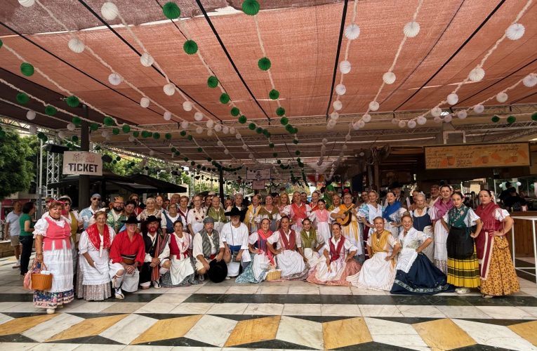 La Feria del Mediodía se enriquece con una exhibición en vivo y bailes con la indumentaria tradicional almeriense