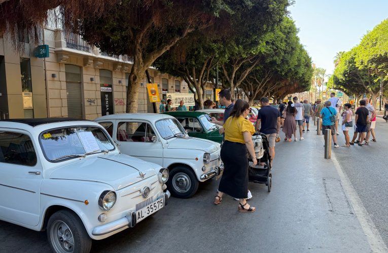 La historia de la España de los años 60 y 70 se visualiza en la exposición de Seat 600 y Mini Cooper