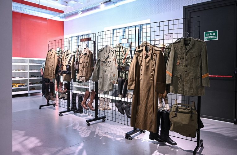 La Legión ‘desfila’ en la Biblioteca Central José María Artero con una exposición sobre la historia de sus uniformes