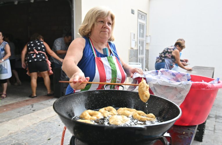 La alcaldesa participa en la tradicional buñuelada de las fiestas del barrio de San Vicente