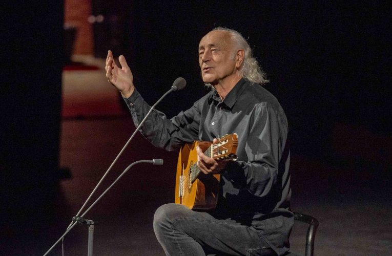 Amancio Prada ofrece un concierto reposado, poético y luminoso, que llena el Auditorio de un público entregado