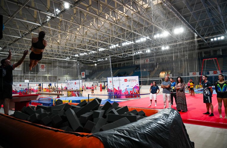 El Ayuntamiento mejora el equipamiento de gimnasia en el Palacio de los Juegos con un nuevo tapiz, foso y plataforma de salto de competición
