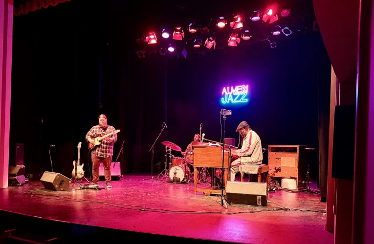 Delvon Lamarr Organ Trio ofrece un viaje sonoro por el alma del soul y el jazz, en un repleto Apolo en el Festival Almerijazz