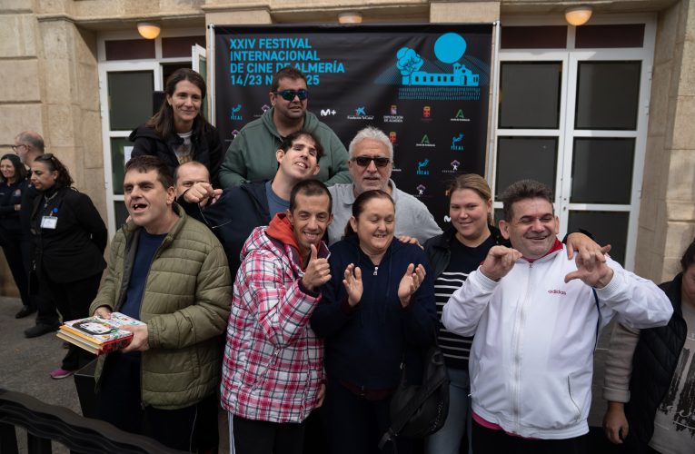 Leo Harlem deja huella y simpatía a las puertas del Teatro Apolo en FICAL como Premio de Honor