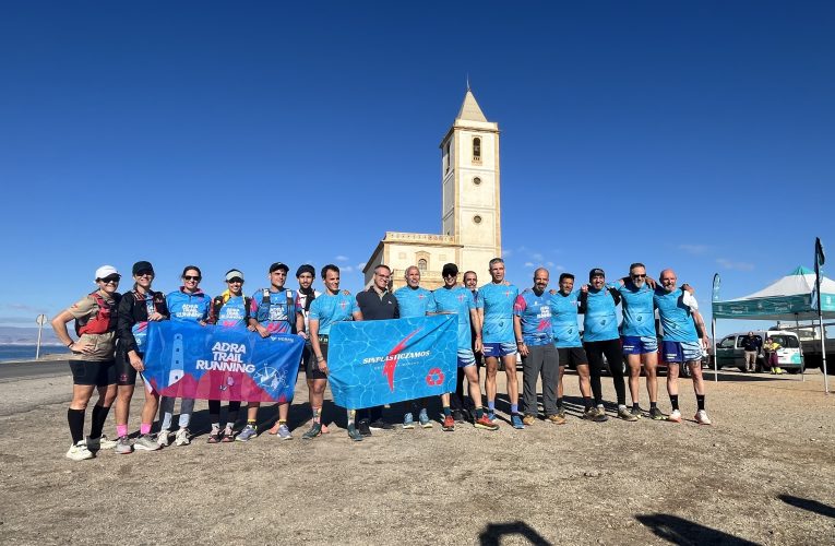 La VII edición del reto ‘SinPlasticZamos’, que recorre 1.500 kilómetros en 24 horas, llega a la Iglesia de las Salinas de Cabo de Gata