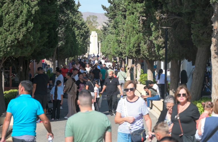 Los cementerios de la capital reciben la visita de miles de almerienses en el Día de Todos los Santos para acompañar a sus difuntos