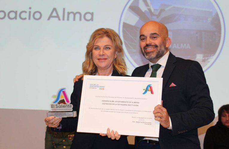 El Ayuntamiento de Almería recibe la ‘Distinción El Saliente 2025’ por la creación del “innovador y pionero” Espacio Alma