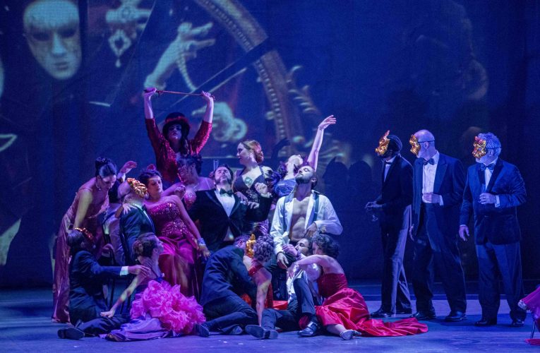 La ópera ‘made in Almería’ ilumina el Auditorio, con el talento de los intérpretes y la calidad escénica de la representación