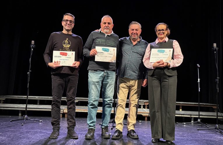 Diego Cruz entrega los premios a los ganadores de los concursos locales de Villancicos y Belenes en el Teatro Apolo