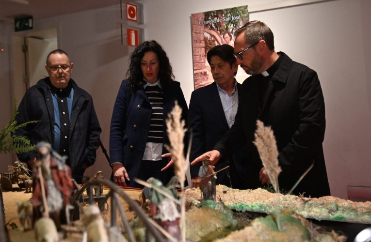 La alcaldesa inaugura el Belén Municipal, una obra artesanal con más de 500 figuras y 12 escenas bíblicas