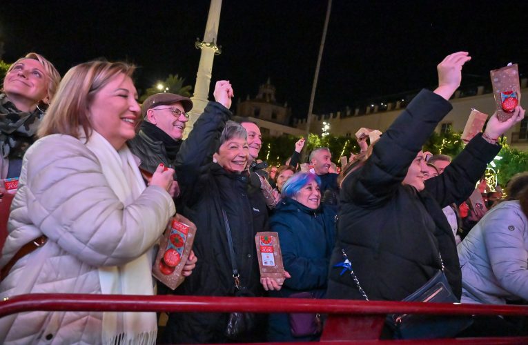 La segunda edición de ‘Los 12 Tomates de la Suerte’, abarrota la Plaza Vieja y consolidada esta cita dentro de la programación navideña