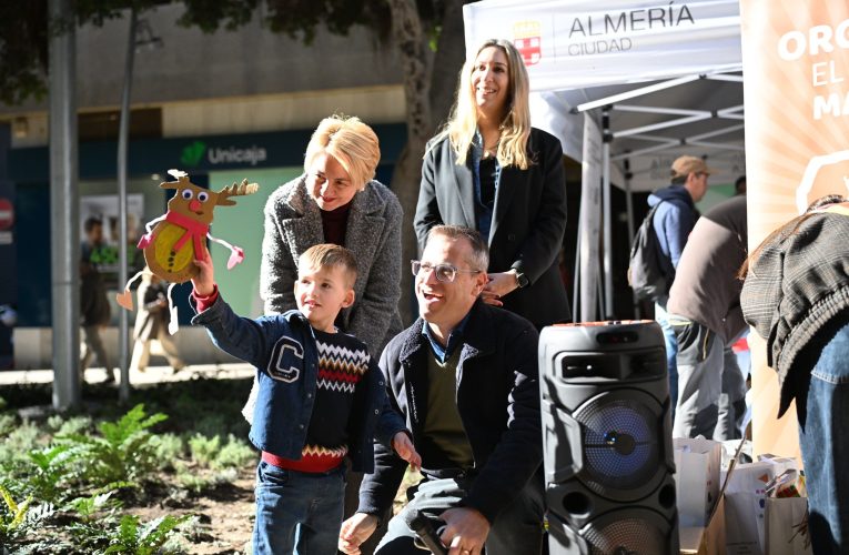 ‘Un Paseo en Navidad’ convierte un abarrotado Paseo de Almería en un espacio festivo comprometido con el medio ambiente