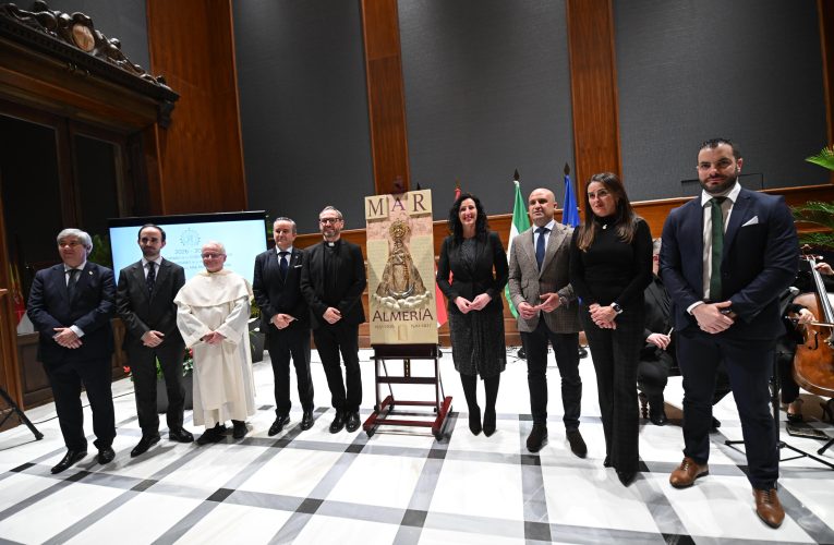 El Ayuntamiento acoge la presentación del cartel y logo de los 75 años de la Coronación Canónica de la Virgen del Mar y del 525 aniversario de su aparición