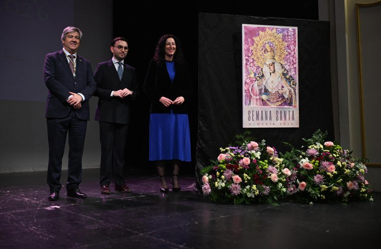 Rafael Muñoz Granados evoca la historia de la Semana Santa de Almería en un cartel que protagoniza Nuestra Señora de los Dolores