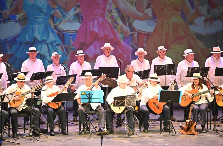 La XI Gala de Coteca premia a la sociedad almeriense con sus reconocimientos y ofrece una gran muestra de música, baile y carnaval