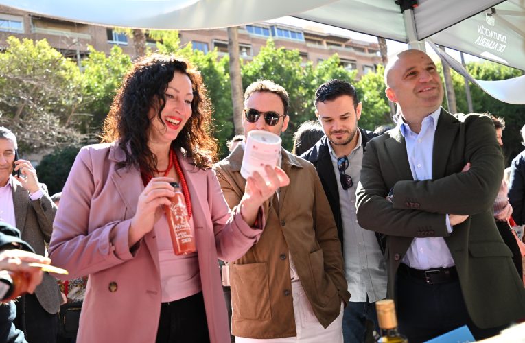 Almería saborea en la Rambla 5.000 kilos de tomate, el producto más internacional de la capital