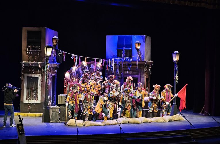 La primera semifinal del Carnaval deja las primeras coplas de humor, ingenio y emoción en un Auditorio con gran ambiente