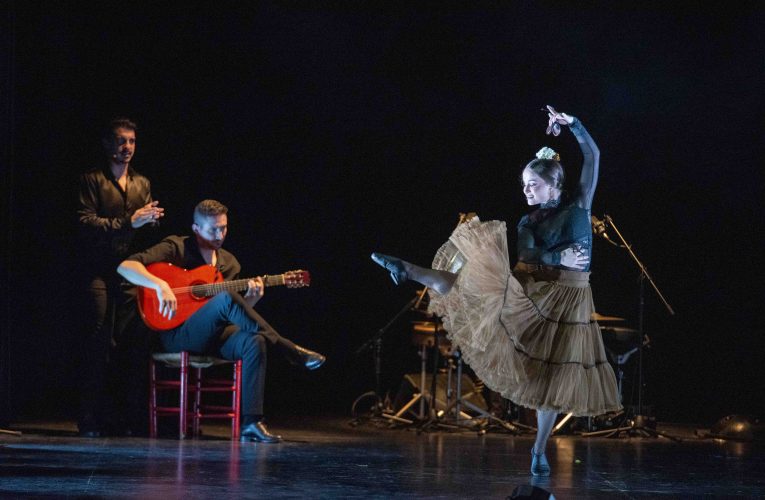 Laura Fúnez desborda talento con ‘La danzaora’, un valiente cruce de caminos entre la escuela bolera y el flamenco