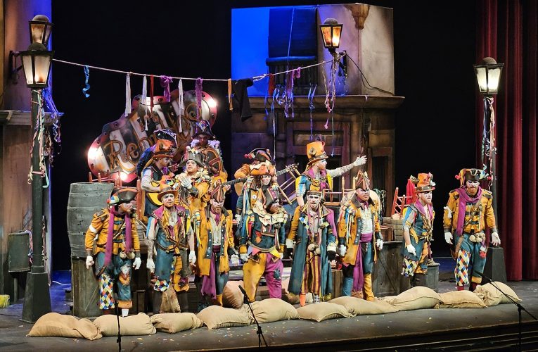 La final del Carnaval hace vibrar ocho horas al Auditorio con el ingenio y el sentimiento de nueve agrupaciones