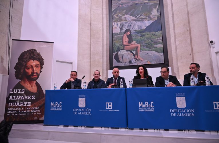 La sala del artesonado del MUREC se ilumina con el misticismo y el alma de Álvarez Duarte