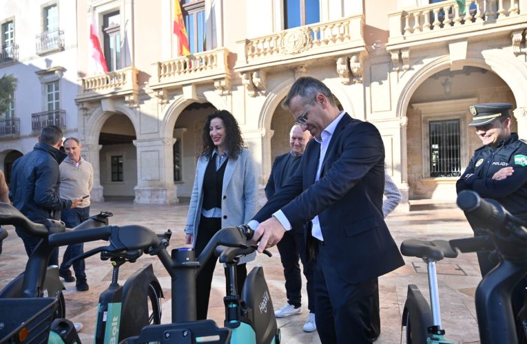 Almería pedalea hacia la movilidad activa con el nuevo servicio de alquiler de bicicleta eléctrica compartida