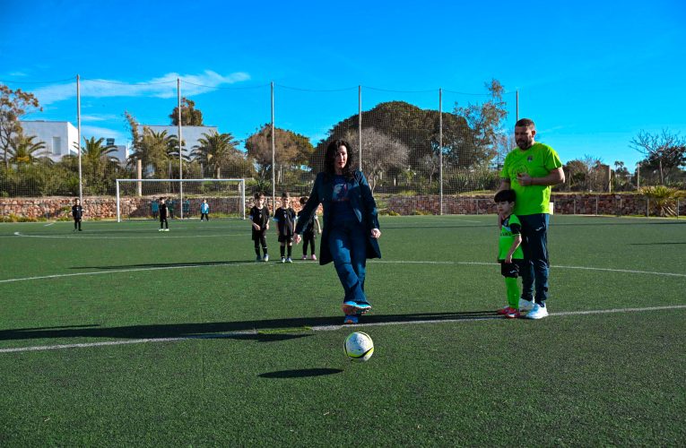La alcaldesa arropa al Club de Fútbol Retamar-El Toyo en el torneo solidario con motivo del Día Internacional contra el Cáncer Infantil