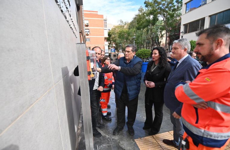 Almería instala los primeros cinco tótems con desfibriladores en espacios públicos y avanza como ciudad cardioasegurada