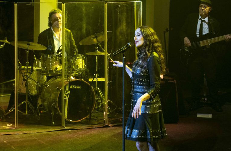 Luz Casal comparte su universo musical con los almerienses en un concierto sublime, con entradas agotadas