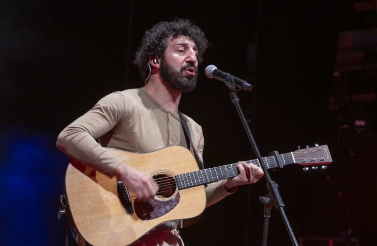 Marwán hace sentir a los almerienses el amor por la palabra, en un teatro Apolo que agotó entradas