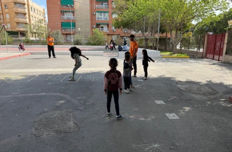 Juegos tradicionales, deportes, convivencia y plantación de algarrobos en el estreno de ‘Patios abiertos’