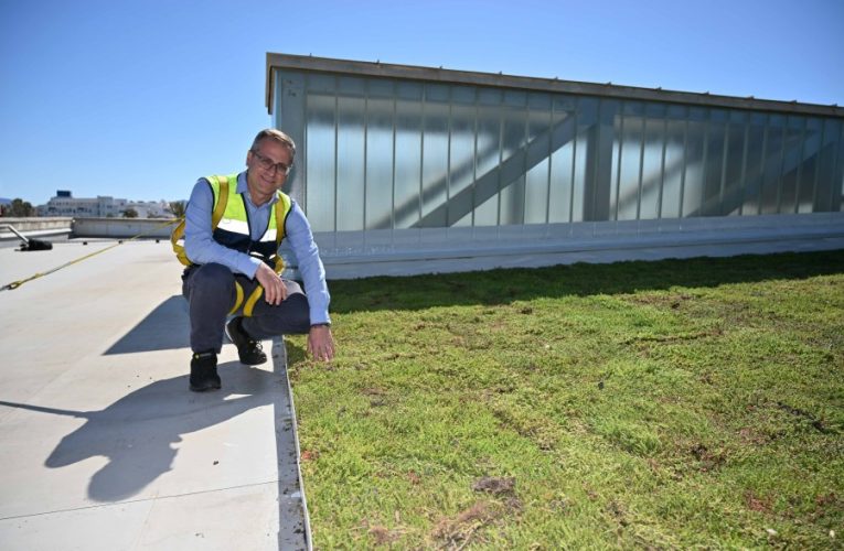 La instalación de la cubierta vegetal en el Pabellón de Deportes de El Toyo encara su recta final