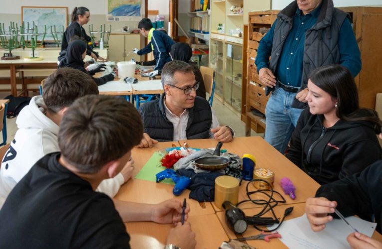 El proyecto de concienciación medioambiental ‘Investiga y participa por tu Playa Bonica’ llega a más de 500 estudiantes de la ciudad