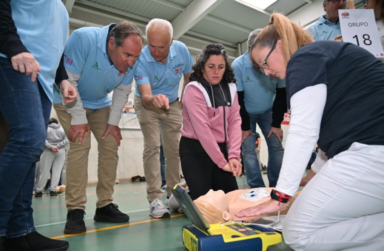 Más de 200 cofrades se forman para una Semana Santa cardioasegurada