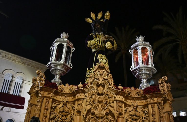 Pasión y Gran Poder procesionan en el Lunes Santo de Almería