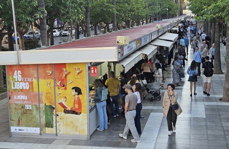 La Feria del Libro de Almería cruza el ecuador y se prepara para un fin de semana lleno de actos, firmas y actividades infantiles