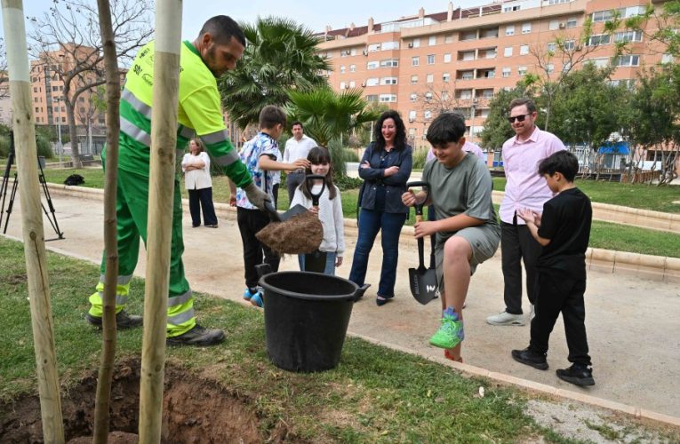 Más de una veintena de colegios participan en una campaña de concienciación medioambiental con la plantación de más de 400 árboles