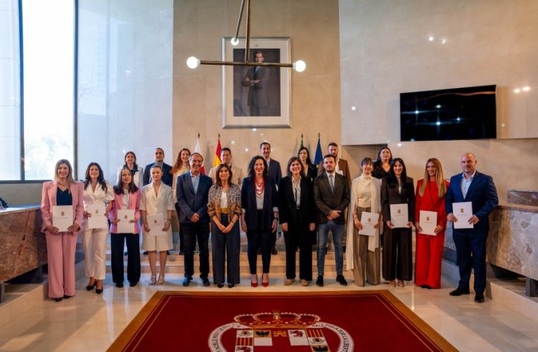 La alcaldesa preside la toma de posesión de 16 funcionarios de carrera y 4 técnicas especialistas de escuelas infantiles