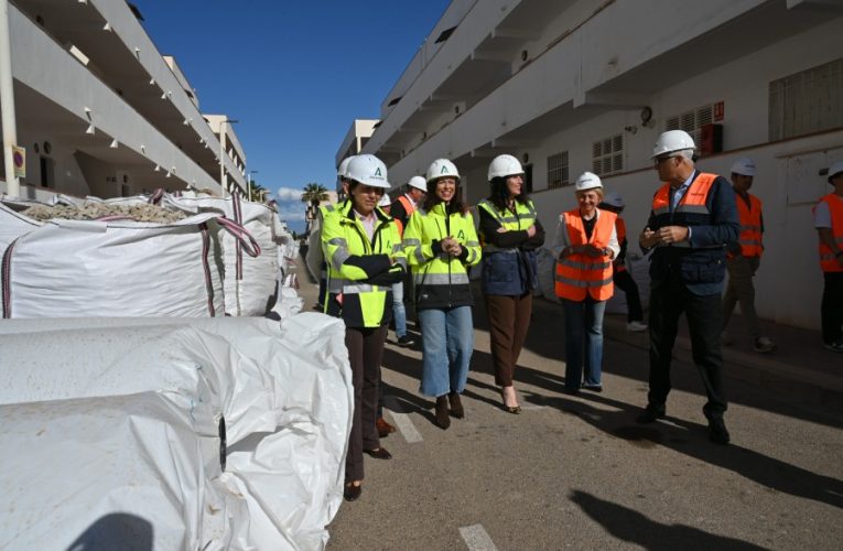 La alcaldesa y la consejera de Vivienda visitan las obras de rehabilitación de 361 viviendas de Costa Toyo en Almería
