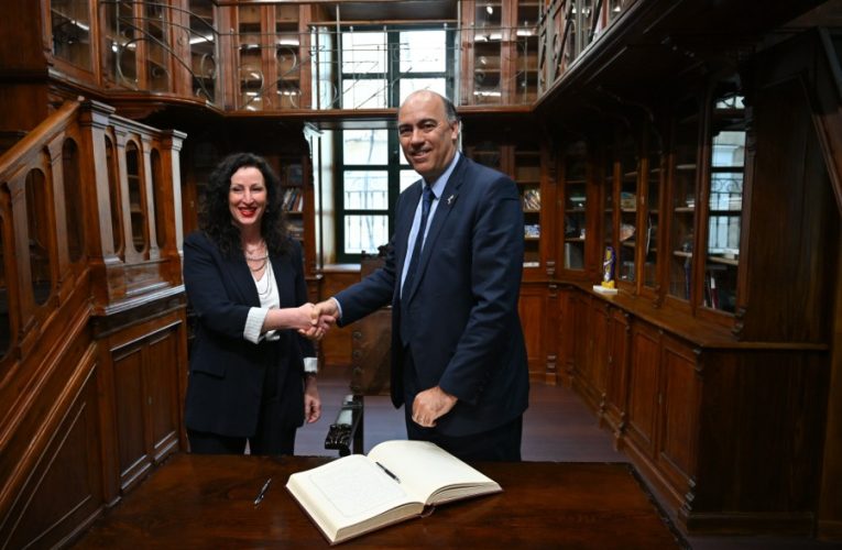 La alcaldesa recibe al embajador de la República Argentina en España