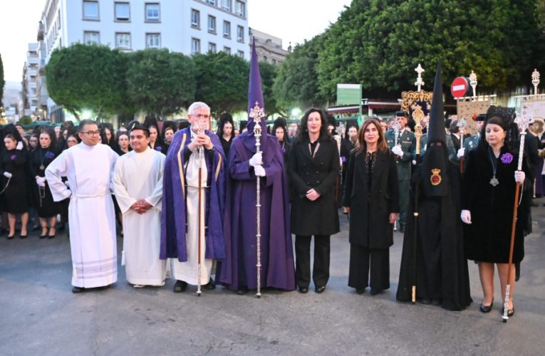 La alcaldesa realiza la levantá de Nuestro Padre Jesús Nazareno de la Hermandad del Encuentro en la Plaza de las Velas