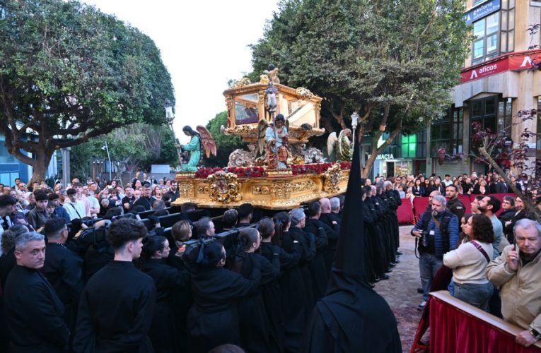La Corporación municipal procesiona, como es tradición, junto a la Hermandad del Santo Sepulcro en este Viernes Santo
