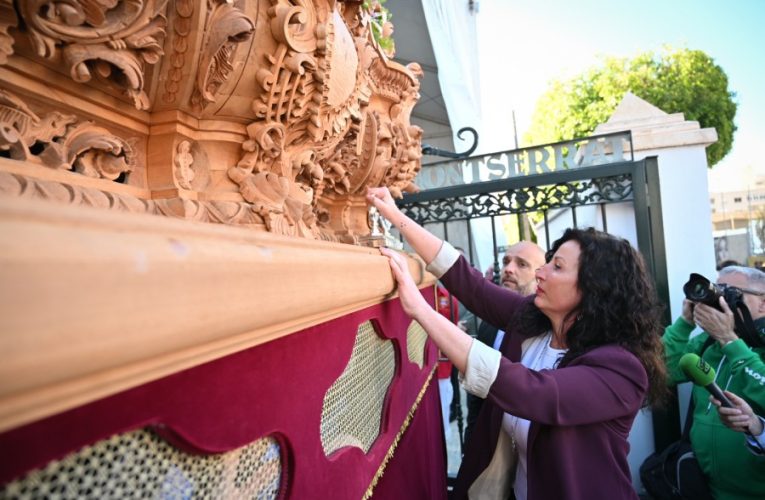 La alcaldesa realiza la levantá del Señor de la Vida a la salida de su templo en este Domingo de Resurrección