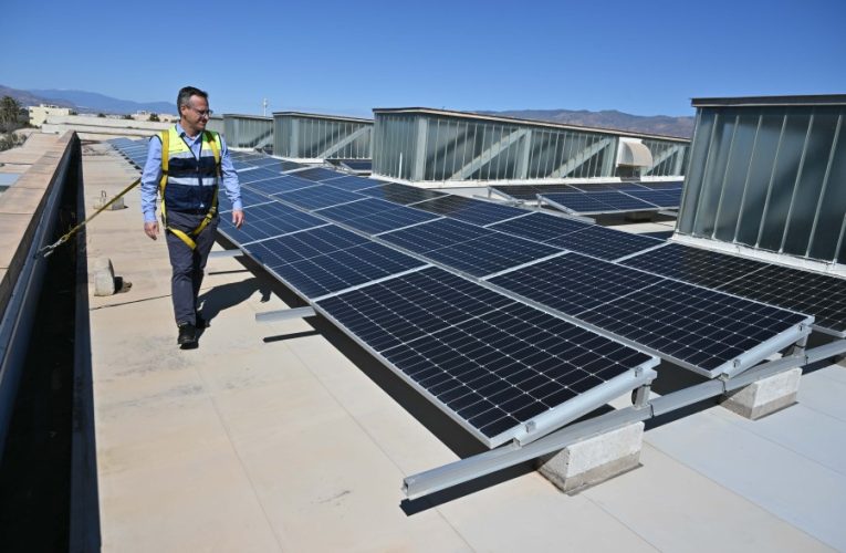 Comienzan los trabajos para la mejora de eficiencia energética del Palacio de Congresos y del Pabellón de Deportes de El Toyo