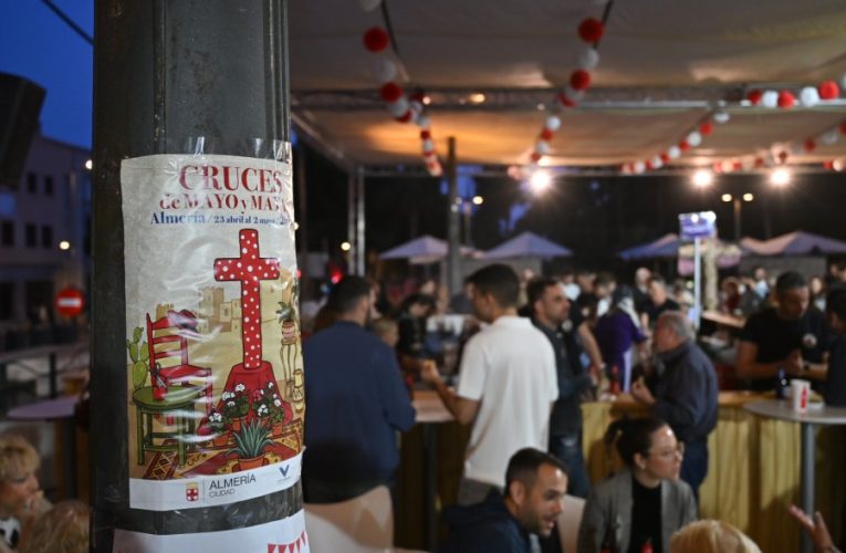 Las Cruces de Mayo llenan de música, buen ambiente y tradición el fin de semana en Almería