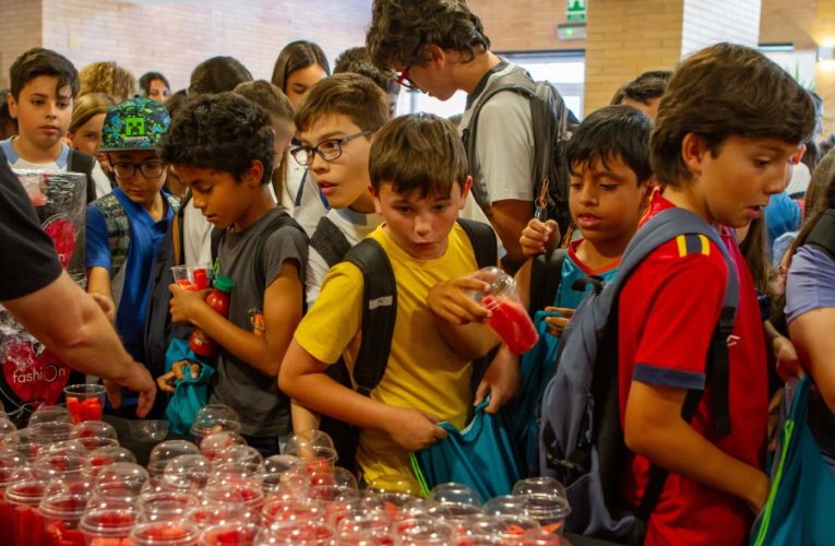 Cientos de kilos de tomates, pepinos, sandías y gambas repartidos en el desayuno saludable del XII Plan de Consumo Infantil