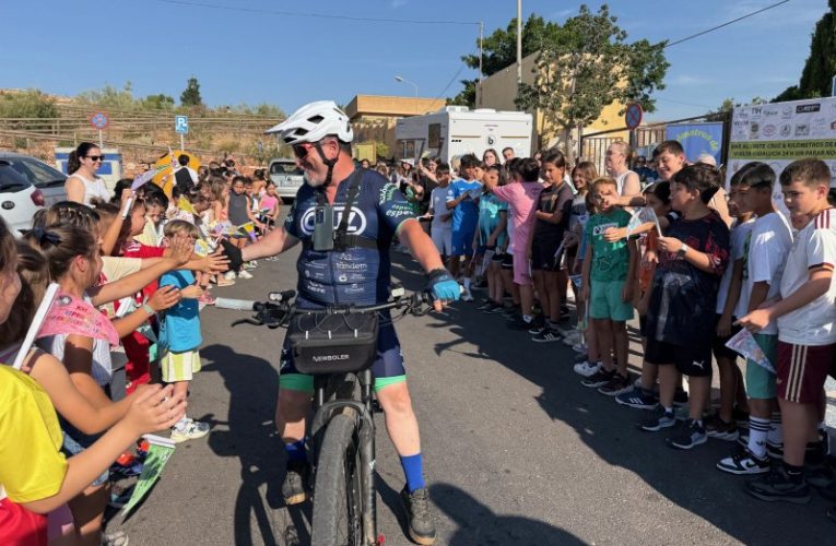 El CEIP Goya recibe a los ciclistas del reto solidario ‘Kilómetros de Esperanza’ para visibilizar el tumor cerebral pediátrico