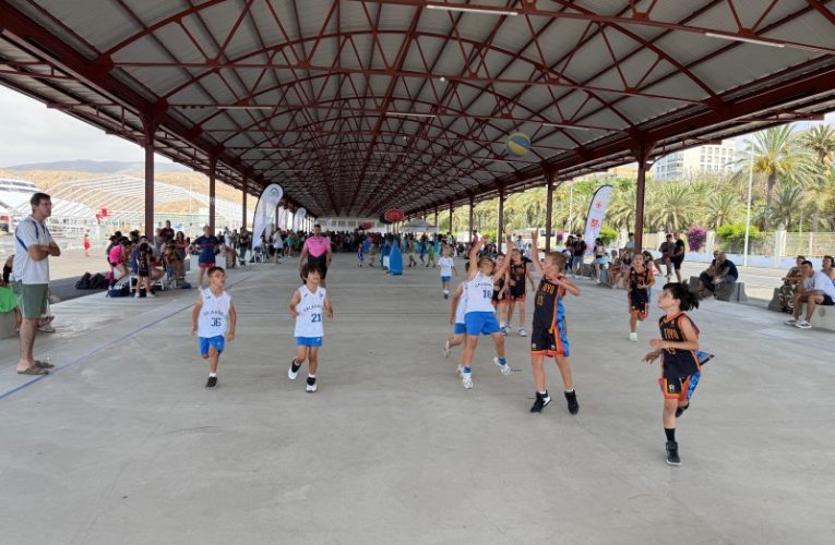 Más de 300 niños y niñas disfrutan del baloncesto en El Tinglado, en una nueva colaboración del Ayuntamiento y el Puerto