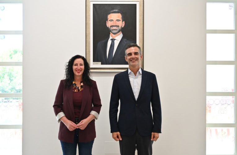 El retrato de Ramón Fernández-Pacheco ya luce en la Galería de Alcaldes y Alcaldesas del Ayuntamiento de Almería