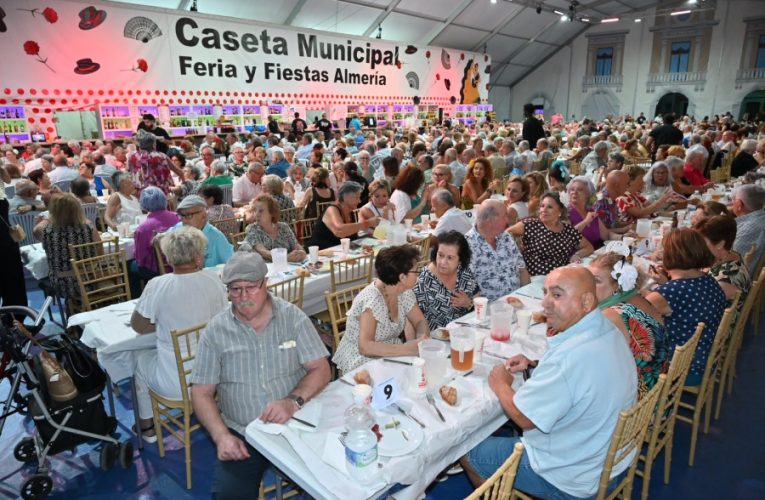 Un millar de mayores llenan de vida, alegría y convivencia la Feria de Almería, en el tradicional homenaje del Ayuntamiento